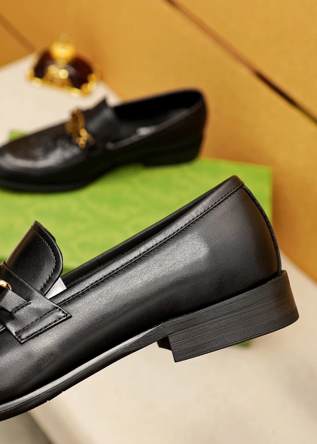 Men's shoes 💰400 💐 Product trademark: GUCCI "Gucci" casual leather shoes Regular size: 39-44 (38.45.46🉑️Customized) Product materials: Selected imported first-layer calfskin embossed upper + original hardware buckle, imported 🐑 sheepskin lining. Strong three-dimensional visual effect, combined outsole Color: 2⃣️colors available